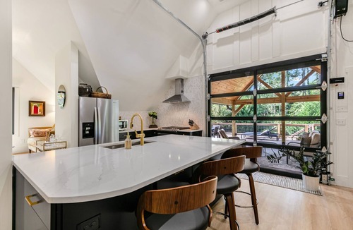 Raleigh Apartment | NW Listing KNG studio/N Raleigh w/nature views, large private deck, pet friendly