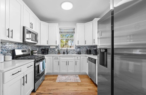 Constable Hook Apartment | NYC 20min | Free Parking | Hot Tub | EWR 15min