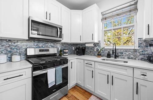 Constable Hook Apartment | NYC 20min | Free Parking | Hot Tub | EWR 15min