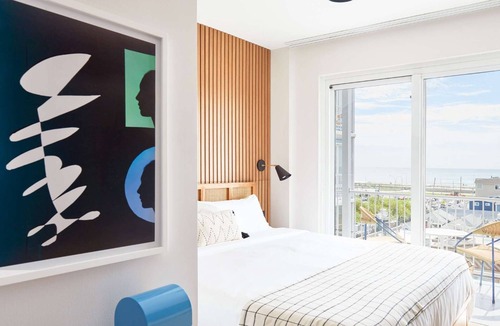 Queens Hotel | NYC Beach Stay | Spa. Pool. Shuttle + Rooftop Bar