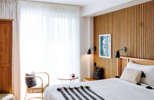 Queens Hotel | NYC Beach Stay | Spa. Pool. Shuttle + Rooftop Bar