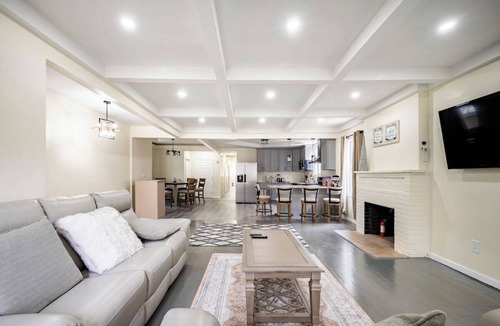 Jamaica Hills Apartment | NYC Gateway- Walk to Subway, 10 Min to JFK/LGA, 30 to Manhattan + Free Parking!