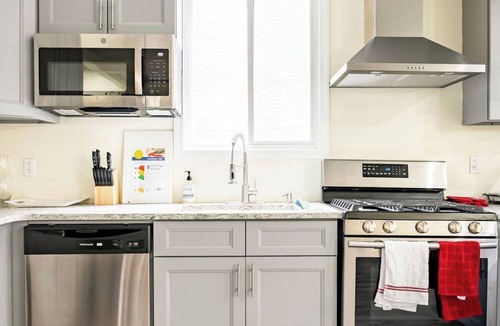 Jamaica Hills Apartment | NYC Gateway- Walk to Subway, 10 Min to JFK/LGA, 30 to Manhattan + Free Parking!