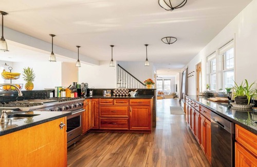 Cornwall House | NYC Getaway - Woodbury Commons, Storm King, Skiing
