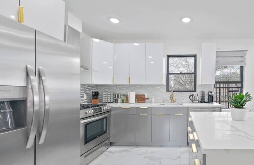 Edgewater Apartment | NYC Riverfront White Marble Sanctuary Free Parking