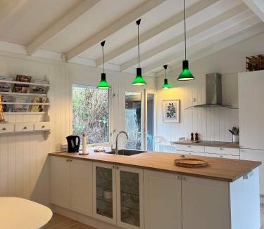 Hornbaek House | Nyistandsat sommerhus i Hornbæk,tæt på vand og by