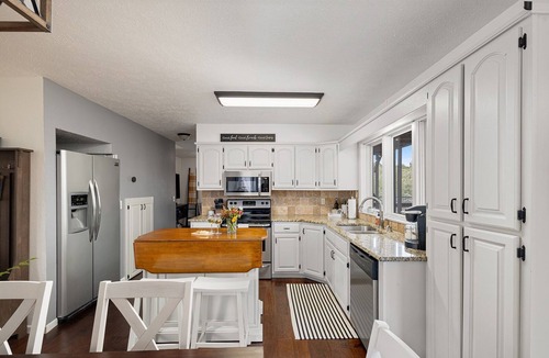 Eagle Rock Cabin | O'FishOwl Sister's Treehouse. Dog Friendly. EZ Water Access. 2 Marinas.