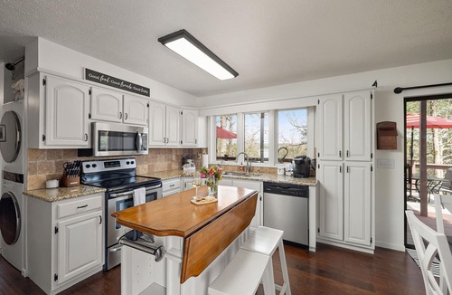 Eagle Rock Cabin | O'FishOwl Sister's Treehouse. Dog Friendly. EZ Water Access. 2 Marinas.