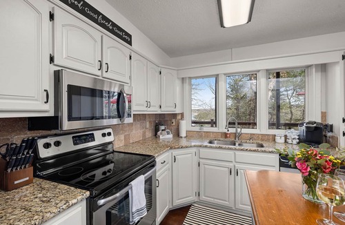 Eagle Rock Cabin | O'FishOwl Sister's Treehouse. Dog Friendly. EZ Water Access. 2 Marinas.