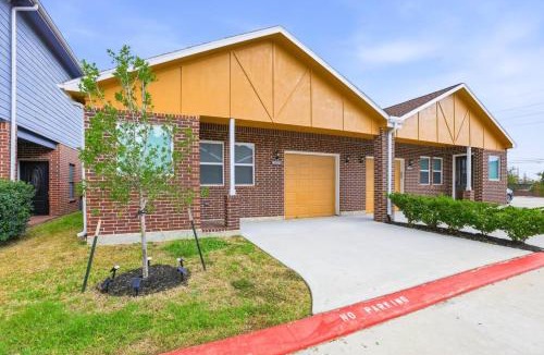 Greater Fondren Southwest House | O14A Single Story 2BR King Beds Workspaces Gym