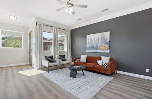Greater Fondren Southwest House | O14B Single-Story 2BR Townhome with King Beds Private Gym