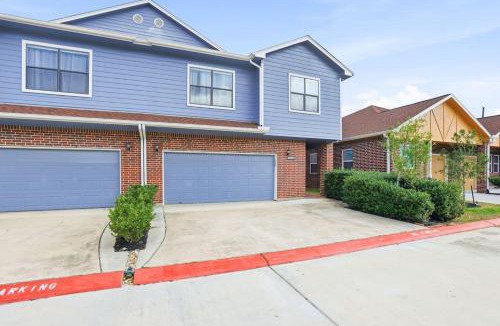 Greater Fondren Southwest House | O18B Spacious 3BR Home Sleeps 10 With 2 Living Areas