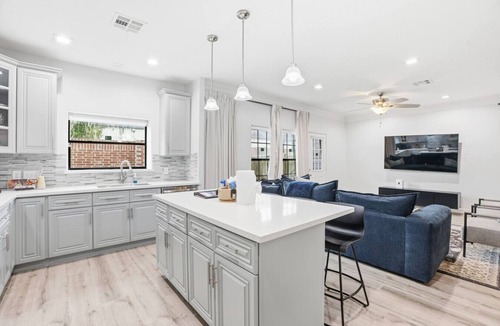 Greater Fondren Southwest Villa | O18B Spacious 3BR Home Sleeps 10 With Two Living Areas