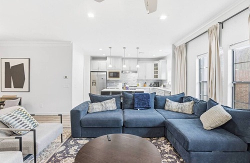 Greater Fondren Southwest Villa | O18B Spacious 3BR Home Sleeps 10 With Two Living Areas