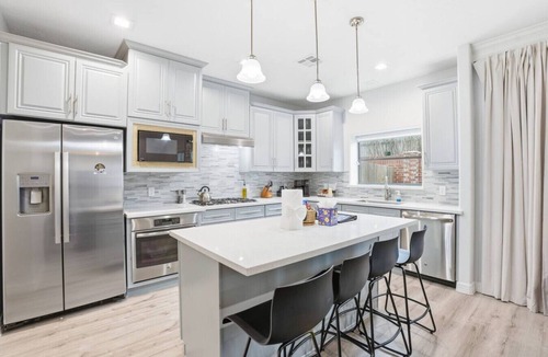 Greater Fondren Southwest Villa | O18B Spacious 3BR Home Sleeps 10 With Two Living Areas