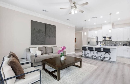 Greater Fondren Southwest House | O26A Single Story 2BR Townhome with King Beds and Fenced Yard