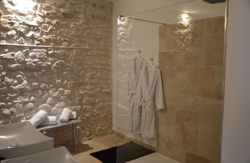 Bernis House | O2suites baroque room with private Jacuzzi