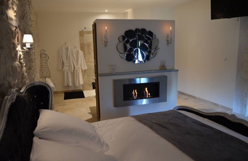 Bernis House | O2suites baroque room with private Jacuzzi
