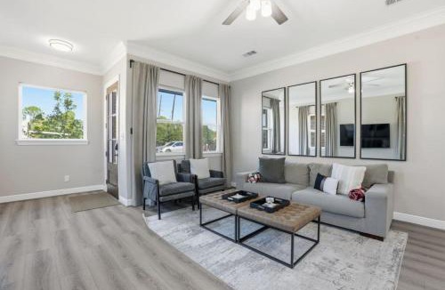 Greater Fondren Southwest House | O30A Single-Story 2BR Townhome w King Beds, Workspace, Yard
