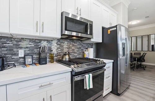 Greater Fondren Southwest House | O30B Southwest Houston 2BR Townhome with King Beds and Workspaces