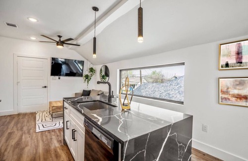 East Downtown Houston House | O4 -B · The O`Four, Eado Retreat - Unit B