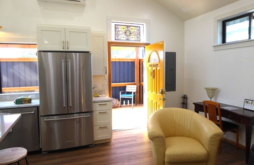 Port Angeles Cottage | OAK ALLEY Close in, Ample Kitchen, Private, Locked Patio, Sauna with fee.