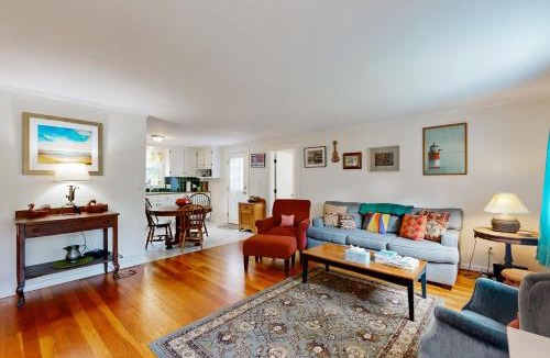 Lagoon Heights House | Oak Bluffs Darling