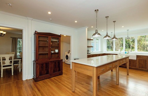 East Raleigh House | Oak City Craftsman|Dog-Friendly w/Gourmet Kitchen