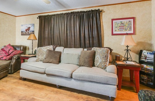 Maryneal House | Oak Creek Getaway- 2 minutes to Oak Creek Lake in Blackwell, Texas!
