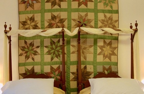 Alton Bed & Breakfast | Oak Grove B&B second-floor suite with two rooms no pets