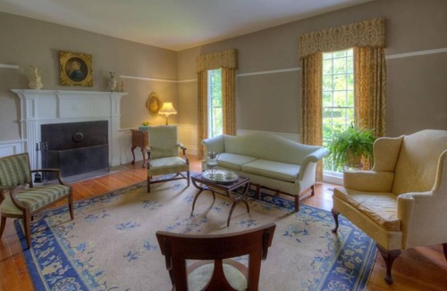 Alton Bed & Breakfast | Oak Grove B&B Treehouse Queen Bed 2 Porches-Pet Friendly