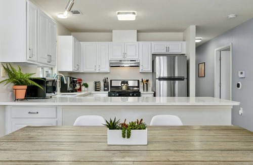 Rosewood Apartment | `Oak Grove Bungalow`- Private Downtown Bungalow