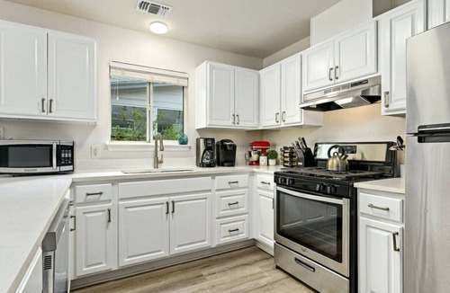 Rosewood Apartment | `Oak Grove Bungalow`- Private Downtown Bungalow