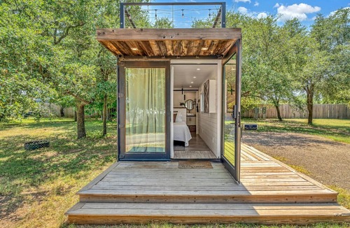 Waco House | Oak Harbor - Container Home Near Baylor, Magnolia