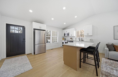 Kilbourne House | Oak Haus Bright Modern Stay