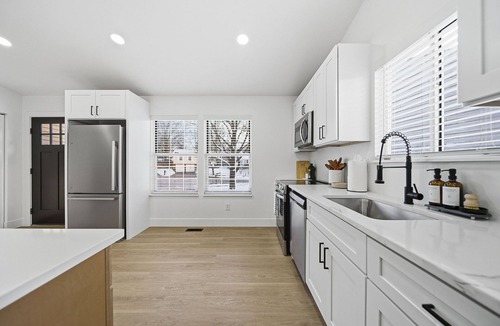 Kilbourne House | Oak Haus Bright Modern Stay