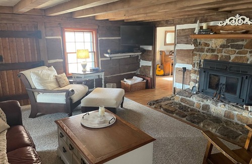 Morgantown Cabin | Oak Haven 1827 Cabin Rental