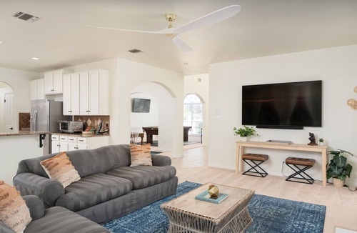 North San Antonio - SAT House | Oak Haven: Comfortable, Spacious Stay Near Airport with Hot Tub