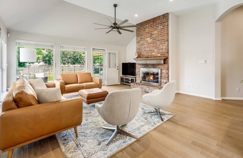 Cat Hollow House | Oak Haven: Your Family's Retreat