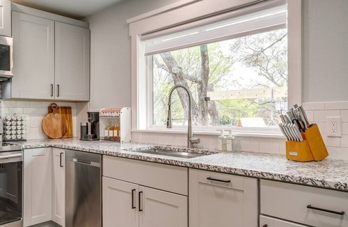Granbury House | Oak House off Granbury Square