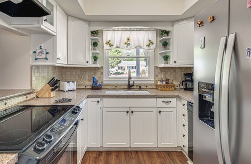 Tranquil Harbour Cottage | Oak Island Home w/Fenced Yard, Walk to Long Beach