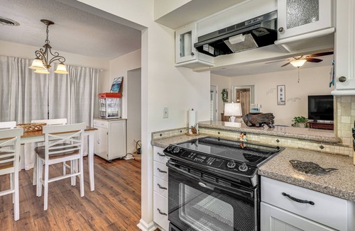 Tranquil Harbour Cottage | Oak Island Home w/Fenced Yard, Walk to Long Beach