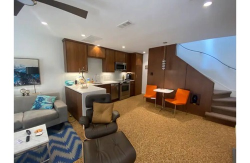 Turtle Creek Condo | Oak Lawn - Mansion Park 1/1 assigned pkg & updated