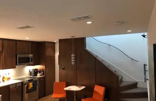 Turtle Creek Condo | Oak Lawn - Mansion Park 1/1 assigned pkg & updated