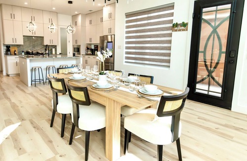 Dallas House | Oak Lawn Townhome 3 En Suite Bedrooms Balconies Private Yard & Pool Table