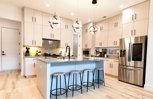 Dallas House | Oak Lawn Townhome 3 En Suite Bedrooms Balconies Private Yard & Pool Table