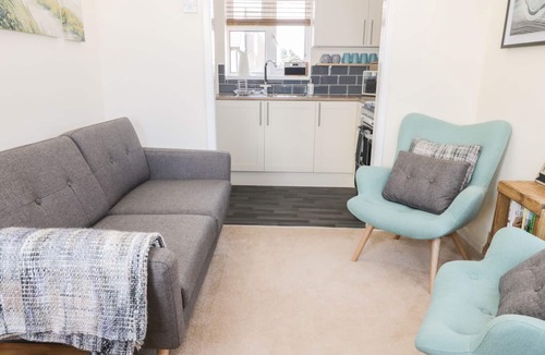 East Runton Apartment | OAK LODGE, family friendly, country holiday cottage in East Runton