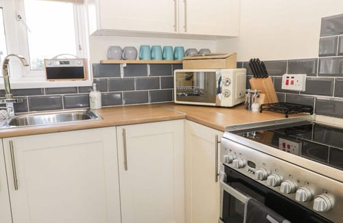 East Runton Apartment | OAK LODGE, family friendly, country holiday cottage in East Runton