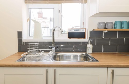 East Runton Apartment | OAK LODGE, family friendly, country holiday cottage in East Runton
