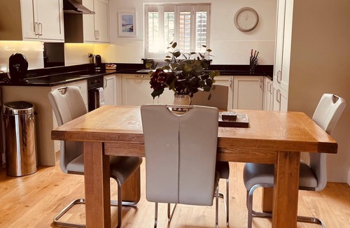 Exeter Cabin | Oak Lodge - Free WiFi & Parking